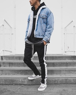 Schwarze und weiße vertikal gestreifte Jogginghose kombinieren – 10 Casual Herren Outfits