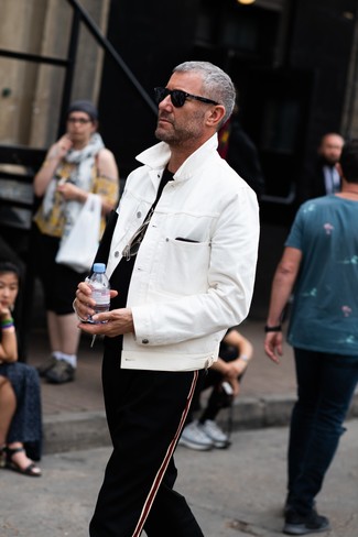 Schwarze und weiße vertikal gestreifte Jogginghose kombinieren – 10 Casual Herren Outfits