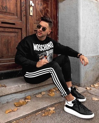 Schwarze und weiße vertikal gestreifte Jogginghose kombinieren – 10 Casual Herren Outfits