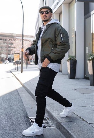 Welche Pullover mit einem Kapuze mit schwarzer Cargohose zu tragen – 60 Herren Outfits