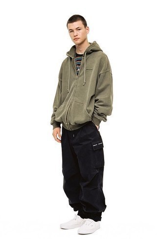 Welche Pullover mit einem Kapuze mit schwarzer Cargohose zu tragen – 60 Herren Outfits