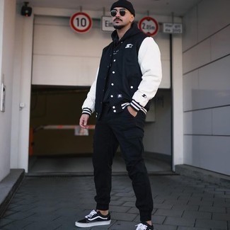 Welche Pullover mit einem Kapuze mit schwarzer Cargohose zu tragen – 60 Herren Outfits
