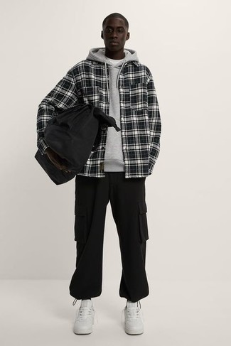 Welche Pullover mit einem Kapuze mit schwarzer Cargohose zu tragen – 60 Herren Outfits