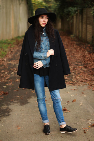 Wie schwarzen Mantel mit schwarzer Leder Oxford Schuhe zu kombinieren – 5 Damen Outfits