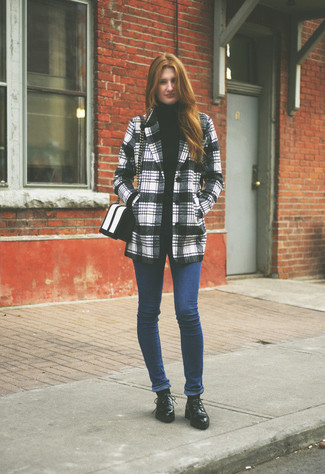 Wie schwarzen Mantel mit schwarzer Leder Oxford Schuhe zu kombinieren – 5 Damen Outfits
