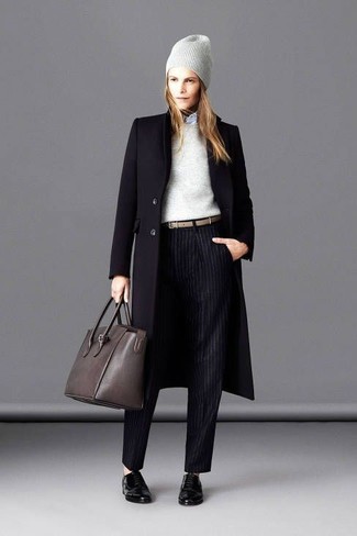 Wie schwarzen Mantel mit schwarzer Leder Oxford Schuhe zu kombinieren – 5 Damen Outfits