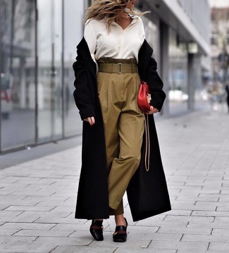 Welche Karottenhosen mit schwarzen Mantels zu tragen – 6 Damen Outfits