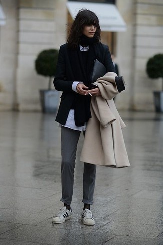 Welche Mäntel mit schwarzen Pullovers mit einem Rundhalsausschnitt zu tragen – 102 Damen Outfits
