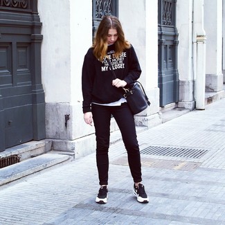 Welche T-Shirts mit einem Rundhalsausschnitt mit schwarzen Pullovers mit einem Rundhalsausschnitt zu tragen – 16 Damen Outfits