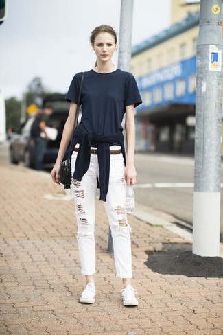 Welche T-Shirts mit einem Rundhalsausschnitt mit schwarzen Pullovers mit einem Rundhalsausschnitt zu tragen – 16 Damen Outfits