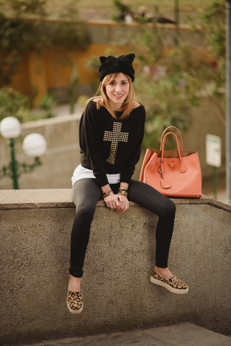 Welche T-Shirts mit einem Rundhalsausschnitt mit schwarzen Pullovers mit einem Rundhalsausschnitt zu tragen – 16 Damen Outfits