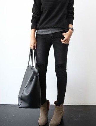 Welche T-Shirts mit einem Rundhalsausschnitt mit schwarzen Pullovers mit einem Rundhalsausschnitt zu tragen – 16 Damen Outfits