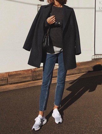 Welche T-Shirts mit einem Rundhalsausschnitt mit schwarzen Pullovers mit einem Rundhalsausschnitt zu tragen – 16 Damen Outfits