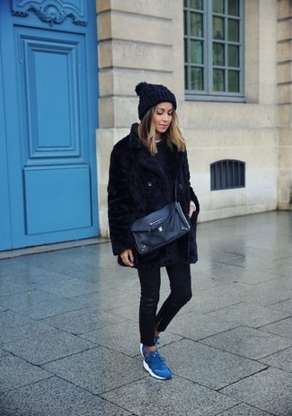 Welche T-Shirts mit einem Rundhalsausschnitt mit schwarzen Pullovers mit einem Rundhalsausschnitt zu tragen – 16 Damen Outfits