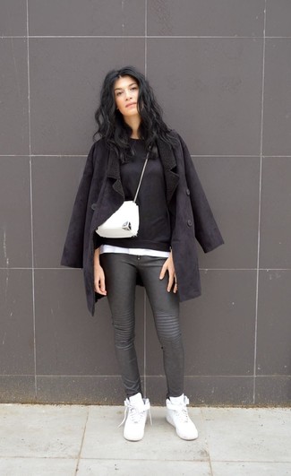 Welche T-Shirts mit einem Rundhalsausschnitt mit schwarzen Pullovers mit einem Rundhalsausschnitt zu tragen – 16 Damen Outfits
