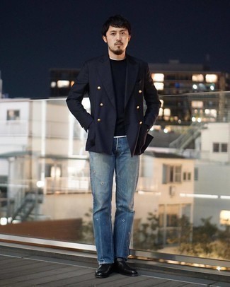 Wie schwarzes T-Shirt mit einem Rundhalsausschnitt mit schwarzer Chelsea Boots aus Leder zu kombinieren – 186 Herren Outfits
