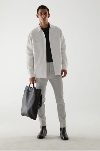 Wie schwarzes T-Shirt mit einem Rundhalsausschnitt mit schwarzer Chelsea Boots aus Leder zu kombinieren – 16 Frühling Herren Outfits