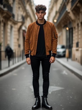Wie schwarzes T-Shirt mit einem Rundhalsausschnitt mit schwarzer Chelsea Boots aus Leder zu kombinieren – 186 Herren Outfits