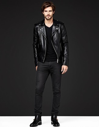 Wie schwarzes T-Shirt mit einem Rundhalsausschnitt mit schwarzer Chelsea Boots aus Leder zu kombinieren – 186 Herren Outfits