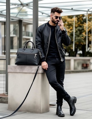 Wie schwarzes T-Shirt mit einem Rundhalsausschnitt mit schwarzer Chelsea Boots aus Leder zu kombinieren – 186 Herren Outfits