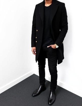 Wie schwarzes T-Shirt mit einem Rundhalsausschnitt mit schwarzer Chelsea Boots aus Leder zu kombinieren – 186 Herren Outfits