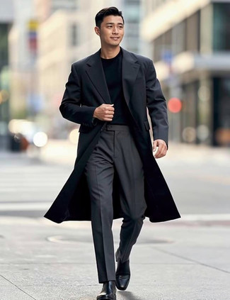 Wie schwarzes T-Shirt mit einem Rundhalsausschnitt mit schwarzer Chelsea Boots aus Leder zu kombinieren – 186 Herren Outfits