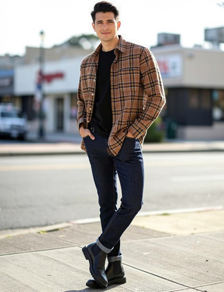Wie schwarzes T-Shirt mit einem Rundhalsausschnitt mit schwarzer Chelsea Boots aus Leder zu kombinieren – 186 Herren Outfits