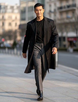 Wie schwarzes T-Shirt mit einem Rundhalsausschnitt mit schwarzer Chelsea Boots aus Leder zu kombinieren – 186 Herren Outfits