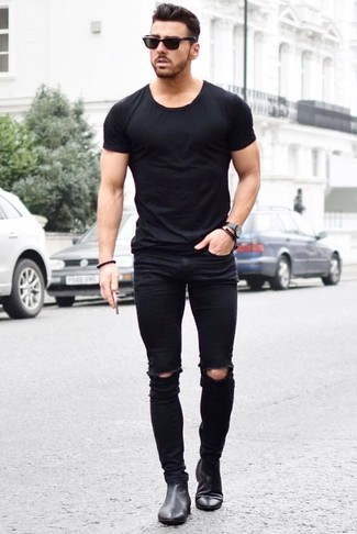 Wie schwarzes T-Shirt mit einem Rundhalsausschnitt mit schwarzer Chelsea Boots aus Leder zu kombinieren – 186 Herren Outfits
