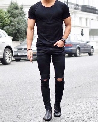 Wie schwarzes T-Shirt mit einem Rundhalsausschnitt mit schwarzer Chelsea Boots aus Leder zu kombinieren – 186 Herren Outfits