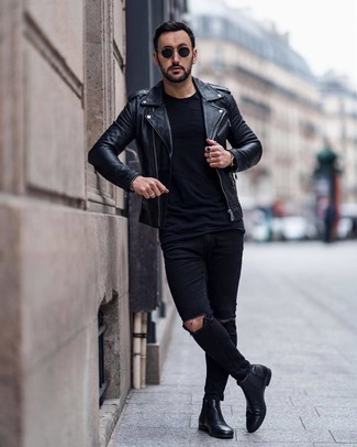Wie schwarzes T-Shirt mit einem Rundhalsausschnitt mit schwarzer Chelsea Boots aus Leder zu kombinieren – 186 Herren Outfits