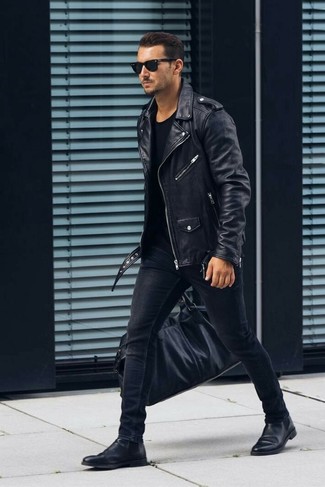 Wie schwarzes T-Shirt mit einem Rundhalsausschnitt mit schwarzer Chelsea Boots aus Leder zu kombinieren – 186 Herren Outfits