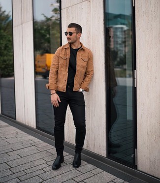 Wie schwarzes T-Shirt mit einem Rundhalsausschnitt mit schwarzer Chelsea Boots aus Leder zu kombinieren – 186 Herren Outfits