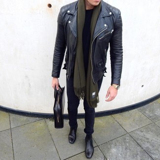 Wie schwarzes T-Shirt mit einem Rundhalsausschnitt mit schwarzer Chelsea Boots aus Leder zu kombinieren – 186 Herren Outfits
