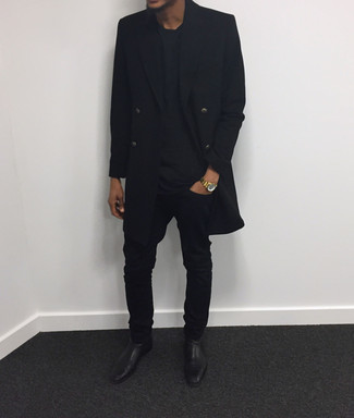 Wie schwarzes T-Shirt mit einem Rundhalsausschnitt mit schwarzer Chelsea Boots aus Leder zu kombinieren – 186 Herren Outfits