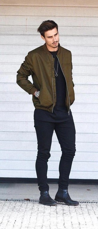 Wie schwarzes T-Shirt mit einem Rundhalsausschnitt mit schwarzer Chelsea Boots aus Leder zu kombinieren – 186 Herren Outfits