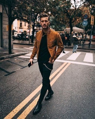 Wie schwarzes T-Shirt mit einem Rundhalsausschnitt mit schwarzer Chelsea Boots aus Leder zu kombinieren – 186 Herren Outfits