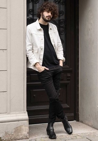 Wie schwarzes T-Shirt mit einem Rundhalsausschnitt mit schwarzer Chelsea Boots aus Leder zu kombinieren – 16 Frühling Herren Outfits