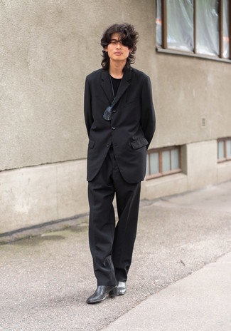 Wie schwarzes T-Shirt mit einem Rundhalsausschnitt mit schwarzer Chelsea Boots aus Leder zu kombinieren – 186 Herren Outfits