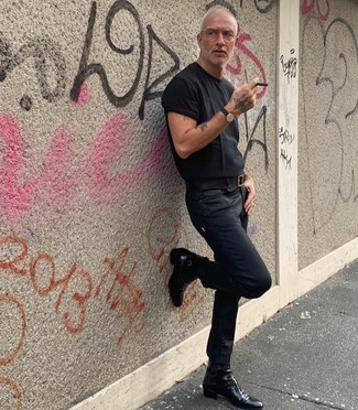 Wie schwarzes T-Shirt mit einem Rundhalsausschnitt mit schwarzer Chelsea Boots aus Leder zu kombinieren – 186 Herren Outfits