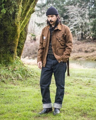 Wie schwarzes T-Shirt mit einem Rundhalsausschnitt mit schwarzer Chelsea Boots aus Leder zu kombinieren – 186 Herren Outfits