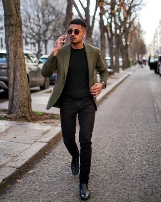 Wie schwarzes T-Shirt mit einem Rundhalsausschnitt mit schwarzer Chelsea Boots aus Leder zu kombinieren – 186 Herren Outfits