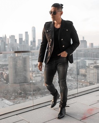 Wie schwarzes T-Shirt mit einem Rundhalsausschnitt mit schwarzer Chelsea Boots aus Leder zu kombinieren – 186 Herren Outfits