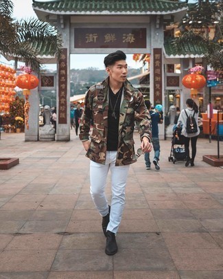 Wie schwarzes T-Shirt mit einem Rundhalsausschnitt mit schwarzer Chelsea Boots aus Leder zu kombinieren – 16 Frühling Herren Outfits
