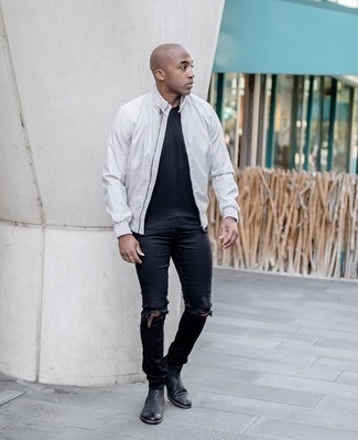 Wie schwarzes T-Shirt mit einem Rundhalsausschnitt mit schwarzer Chelsea Boots aus Leder zu kombinieren – 16 Frühling Herren Outfits