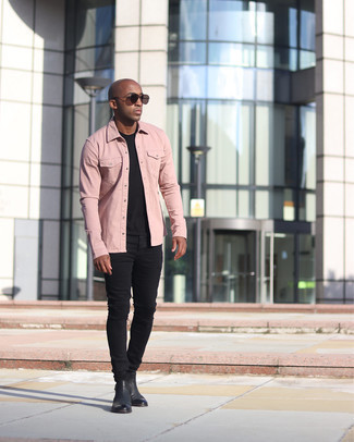 Wie schwarzes T-Shirt mit einem Rundhalsausschnitt mit schwarzer Chelsea Boots aus Leder zu kombinieren – 16 Frühling Herren Outfits