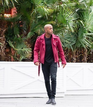 Wie schwarzes T-Shirt mit einem Rundhalsausschnitt mit schwarzer Chelsea Boots aus Leder zu kombinieren – 16 Frühling Herren Outfits