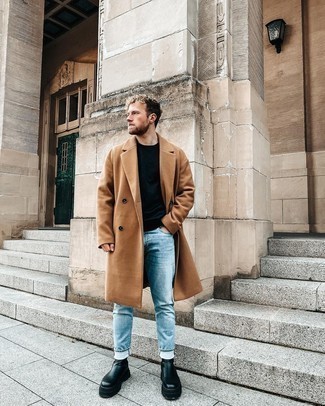 Wie schwarzes T-Shirt mit einem Rundhalsausschnitt mit schwarzer Chelsea Boots aus Leder zu kombinieren – 16 Frühling Herren Outfits