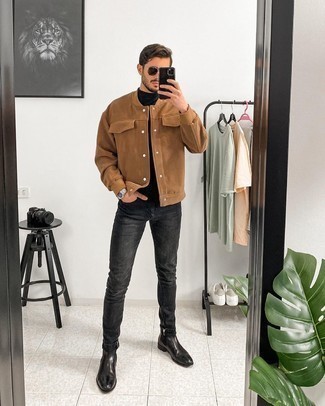 Wie schwarzes T-Shirt mit einem Rundhalsausschnitt mit schwarzer Chelsea Boots aus Leder zu kombinieren – 186 Herren Outfits