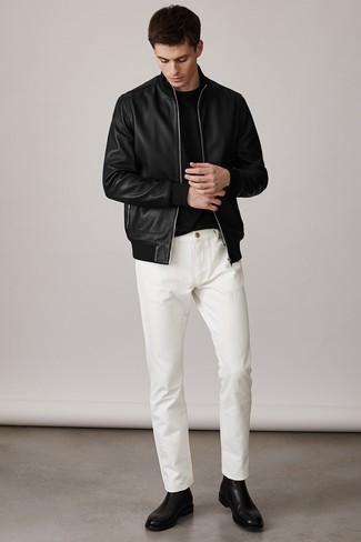 Wie schwarzes T-Shirt mit einem Rundhalsausschnitt mit schwarzer Chelsea Boots aus Leder zu kombinieren – 16 Frühling Herren Outfits